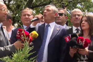 ozgur-ozel-tbmm-onunde-toplanan-kalabaliga-hitap-ediyor_19928188_83