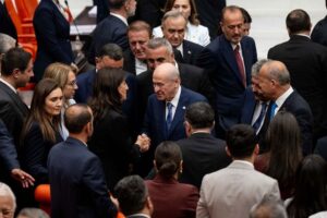 yasanin-mimari-oylamanin-ardindan-dem-parti-siralarina-gitti_20133986_65